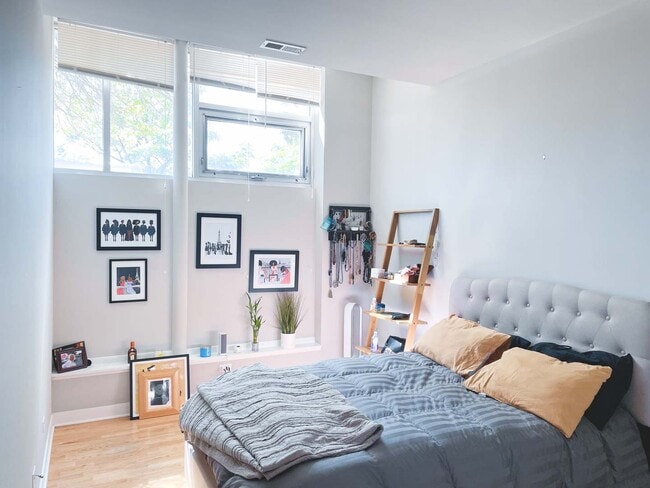 Building Photo - 6125 N Clark St