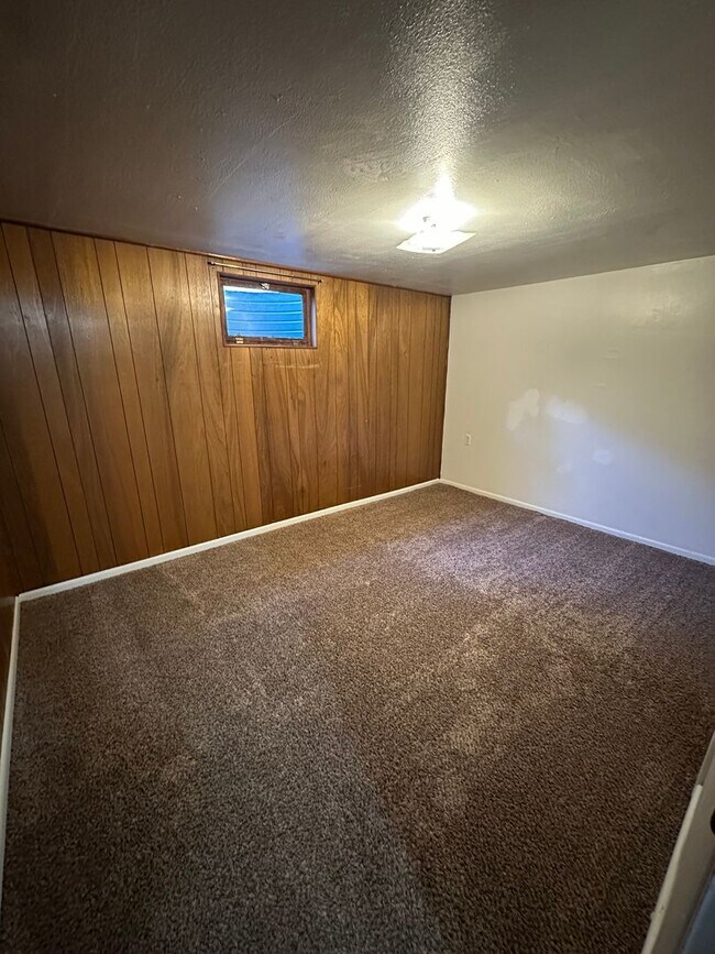 Building Photo - 3 BEDROOM, PLUS 2 BONUS ROOMS, 3 BATHROOM ...