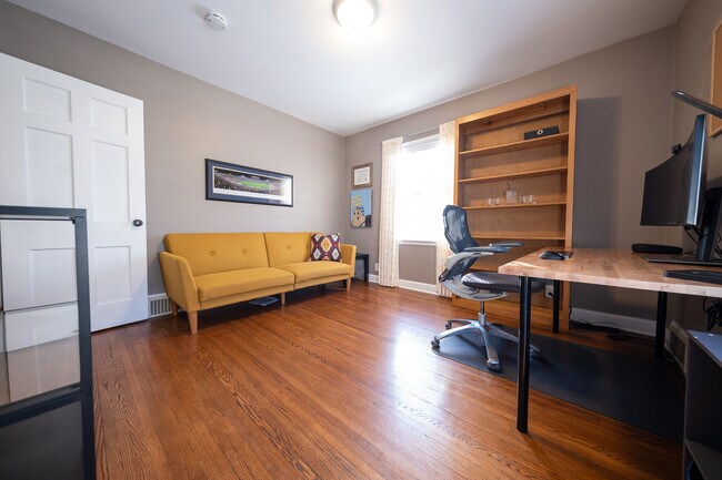 Building Photo - 2626 N Vincent Ave