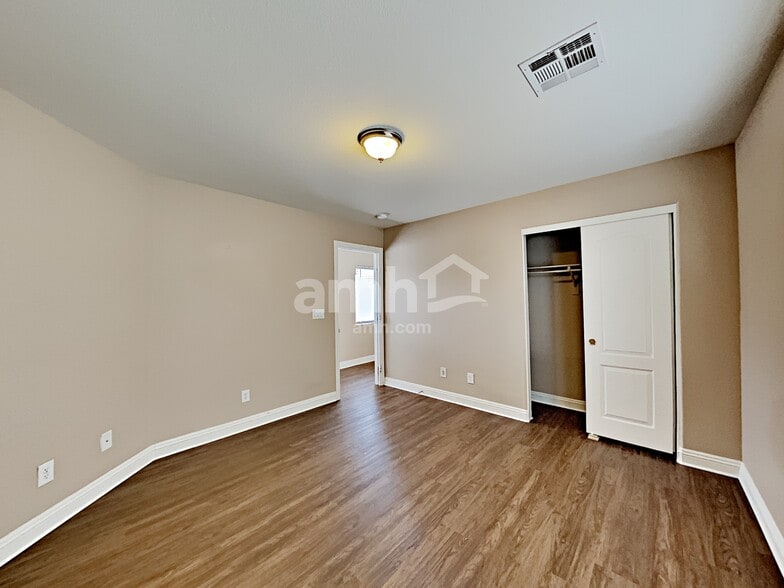 Building Photo - 8813 Red Fox Dr