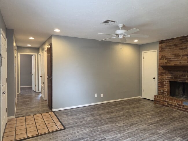 Building Photo - 507 Peppertree Ln