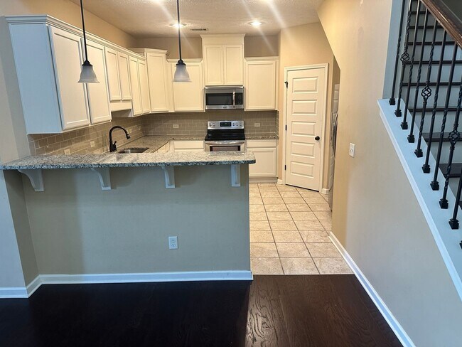 Building Photo - Towne House Living in the Center of the City! Call the office to schedule a tour!