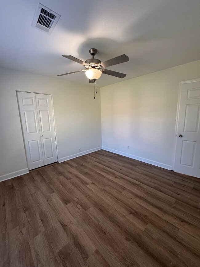 Building Photo - 3 Bed / 2 bath on 1.2 ACRES - 3 car garage...