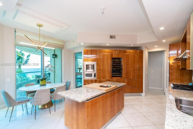 Building Photo - 16051 Collins Ave
