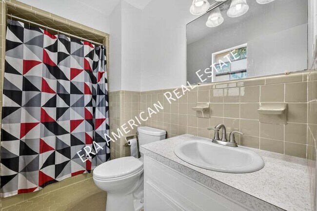 Building Photo - 614 Merioneth Dr NE