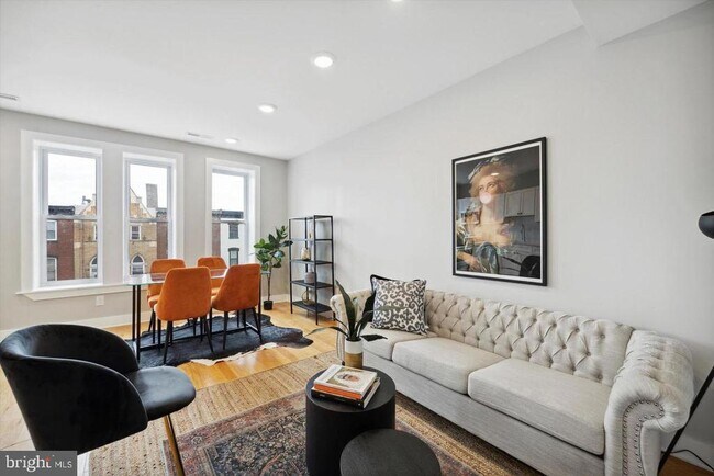 Building Photo - 2827 W Girard Ave