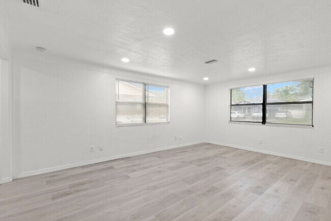 Building Photo - NEWLY RENOVATED Home For Rent in St Petersburg!