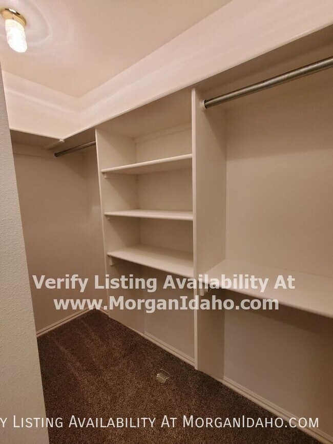 Building Photo - 521 S Valley Dr