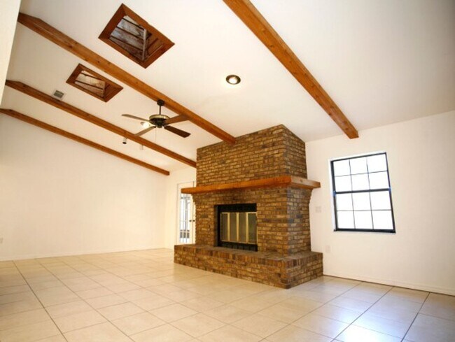 Building Photo - Charming 3-bedroom, 2-bathroom home located in the desirable Heatherwood community.
