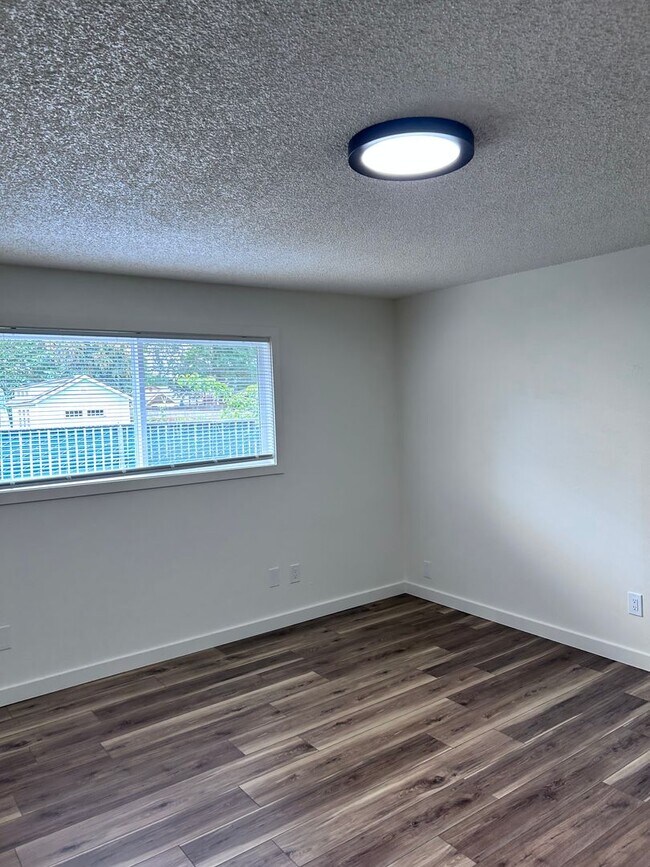 Building Photo - Single Level 4 bedroom in Heart of Vancouver