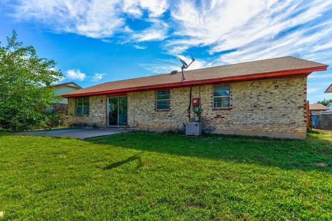 Building Photo - Cozy & Stylish Living Near ESA Park with F...