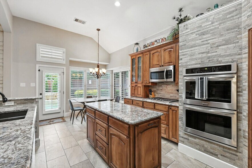 Building Photo - 2303 Chapelwood Dr