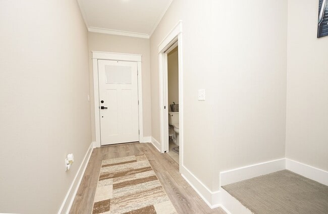 Building Photo - Newer Townhome Conveniently Located Near E...