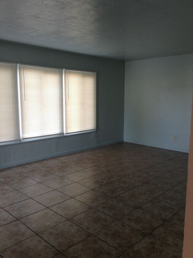 Building Photo - Cute Duplex front unit available