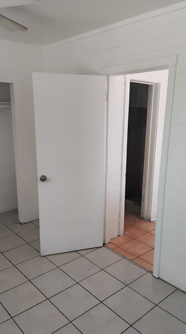 Building Photo - Spacious 1BR Single-Level Unit with Utilit...