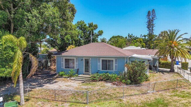 Building Photo - 702 21st Ave W