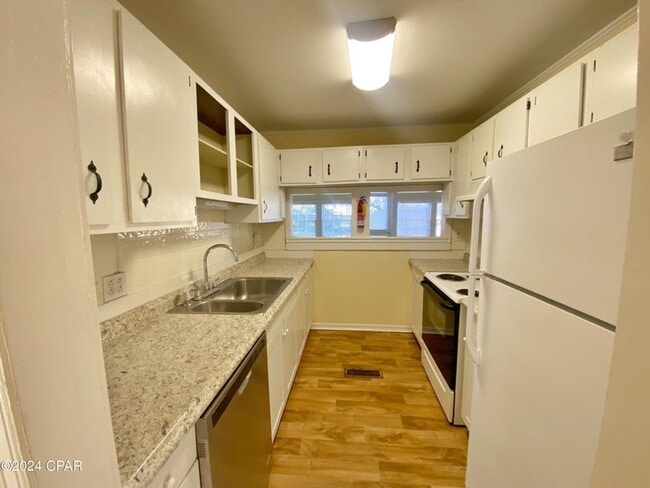 Building Photo - Home Centrally Located in Marianna, FL