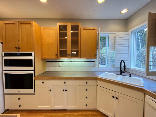 Building Photo - Immaculate 4 bedroom, 3.5 bathroom, tri-level Home in Tigard!! Expansive Views, Office space, Gam...