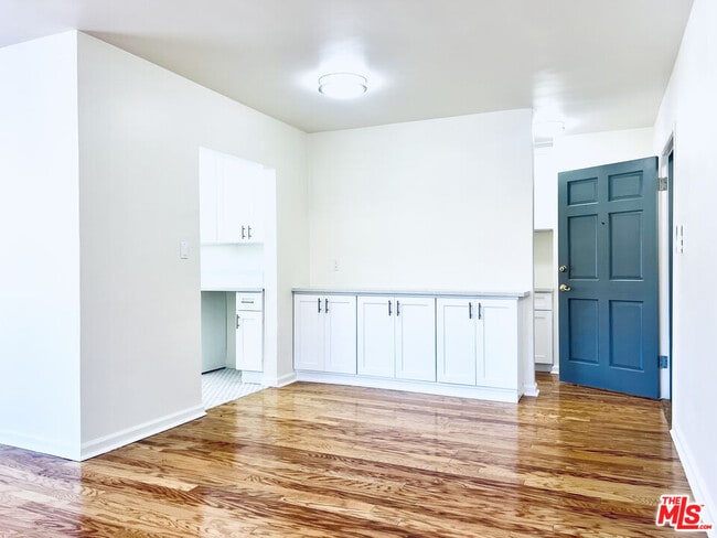 Building Photo - 2401 Beachwood Dr