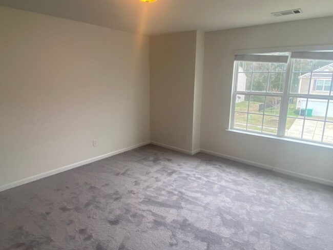 Building Photo - Large Four Bedroom Home In North Charlotte