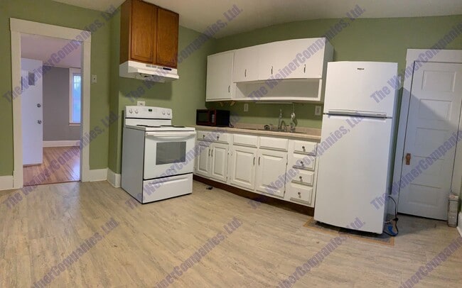 Building Photo - 2 Bedroom House Available Now!
