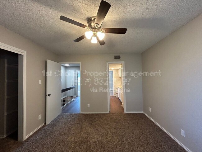 Building Photo - 7425 Kingswood Dr