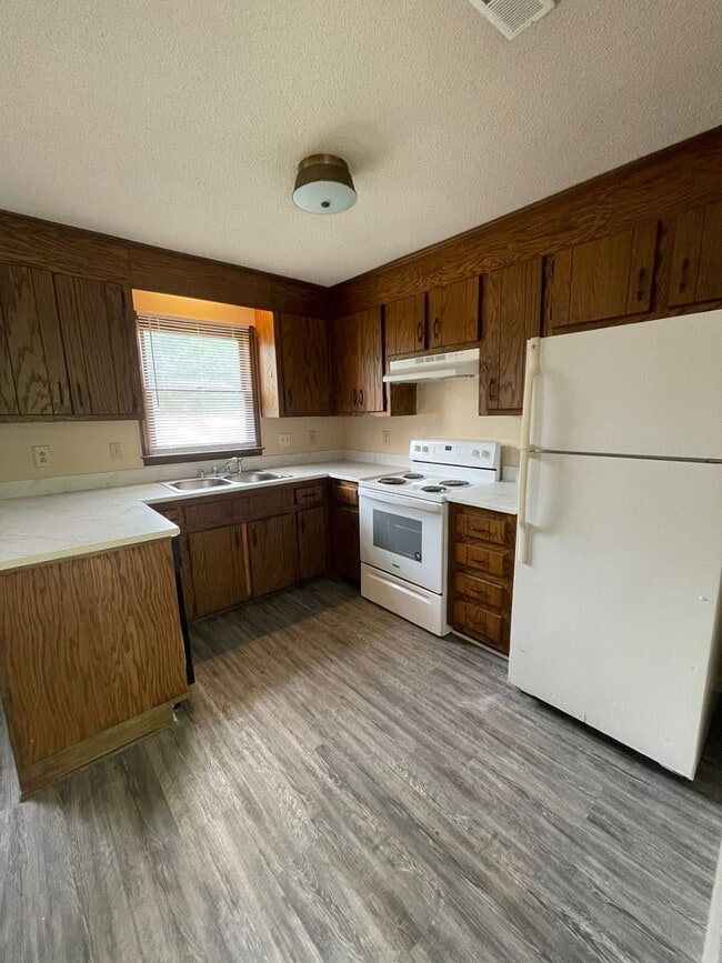 Building Photo - Come take a look at this gorgeous 2 Bedroo...
