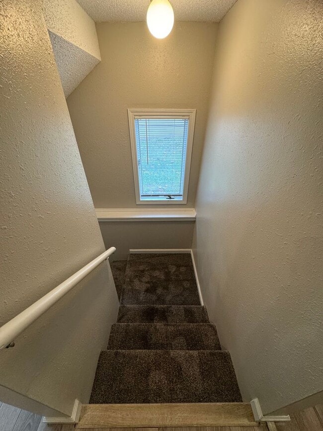 Building Photo - 4 bed 3.5 bath duplex