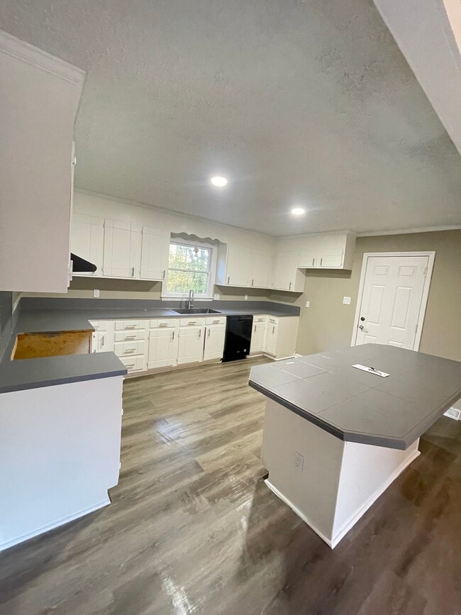 Building Photo - 112 Sycamore Rd