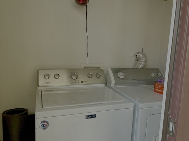 Building Photo - 1021 Louise St