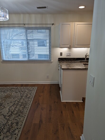 Building Photo - 2494 Glengyle Dr