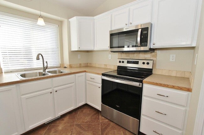 Building Photo - Immaculate Single-Level Home