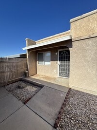 Building Photo - A Cozy 2 bed/ 2 bath home in the heart of Yuma!