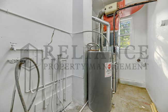 Building Photo - 2046 N Burns Ave