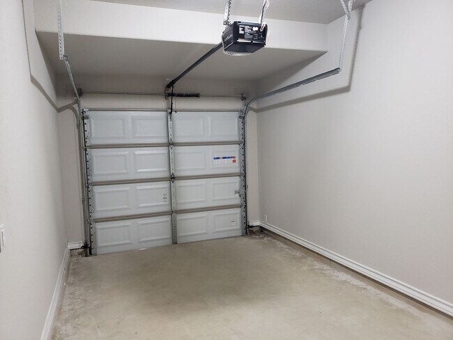 Building Photo - Town home for rent