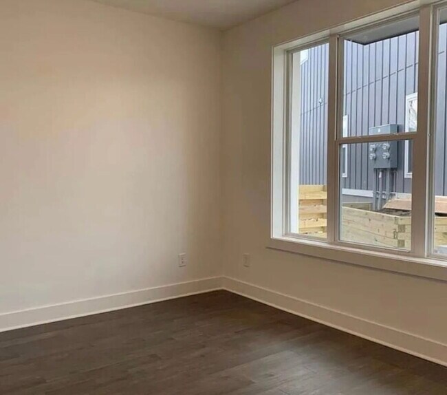 Building Photo - Spacious Townhome w/garage