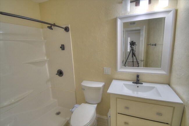 Building Photo - NE Heights 4 Bedroom !!!!