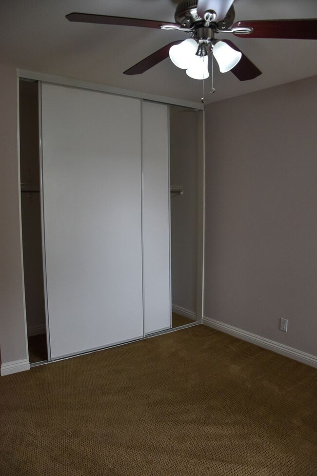 Building Photo - 3 Bedroom 2.5 Bath Hampton Court Condo Nea...