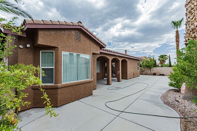 Building Photo - Single Story Home with Solar