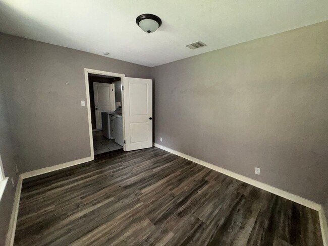 Building Photo - Lovely 3 Bedroom, 2 Bath Bungalow in the H...