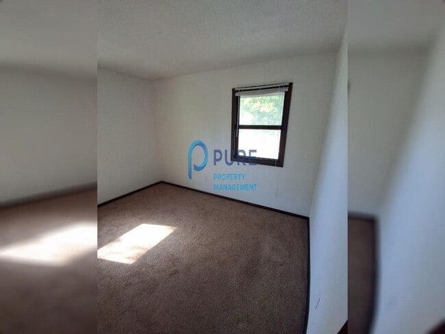 Building Photo - Beautiful Burnsville 3 Bedroom / 2 Bath Ho...