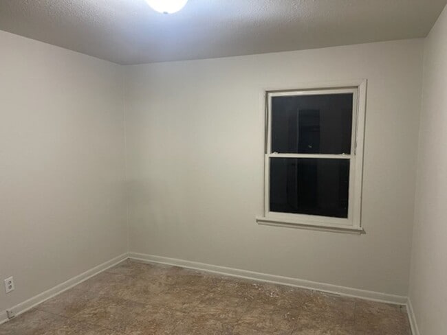 Building Photo - 3 bed, 1 bath in Tulsa!