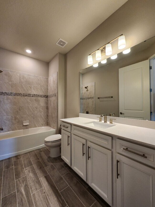 Building Photo - Gorgeous 3-Bedroom, 2-Bathroom Home in Cle...