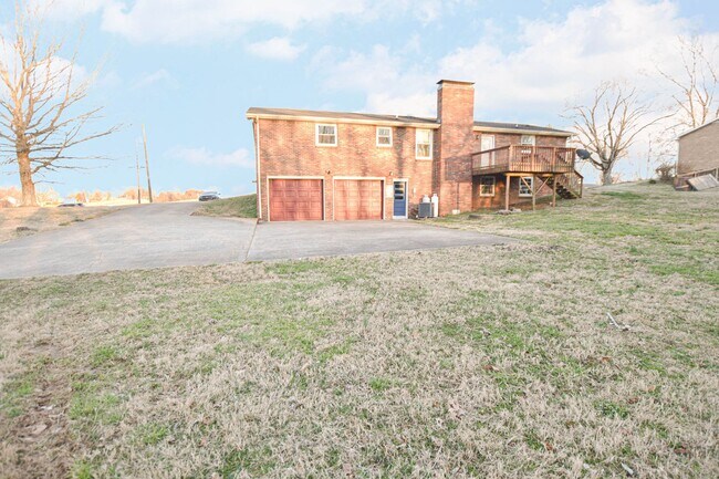 Building Photo - Pet Friendly Three Bedroom with Basement!