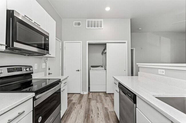 Building Photo - 3015 Bryan St