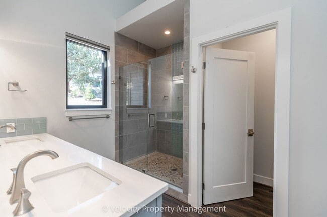 Building Photo - Stunning Home in Eagle Crest Resort Commun...