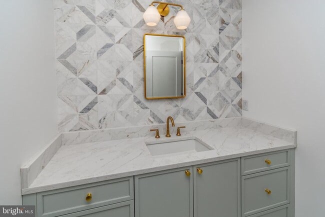 Building Photo - 17 Wilson St