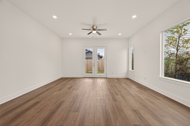 Building Photo - 1502 Hussion St