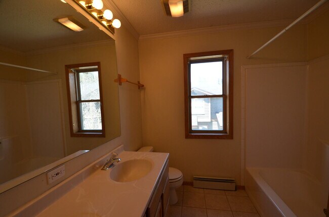 Building Photo - On Bus Route! 2bed/2.5 Bath, Sunny Town House! Fresh paint!