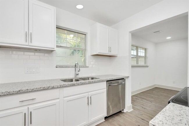 Building Photo - 1501 Maiden Ln